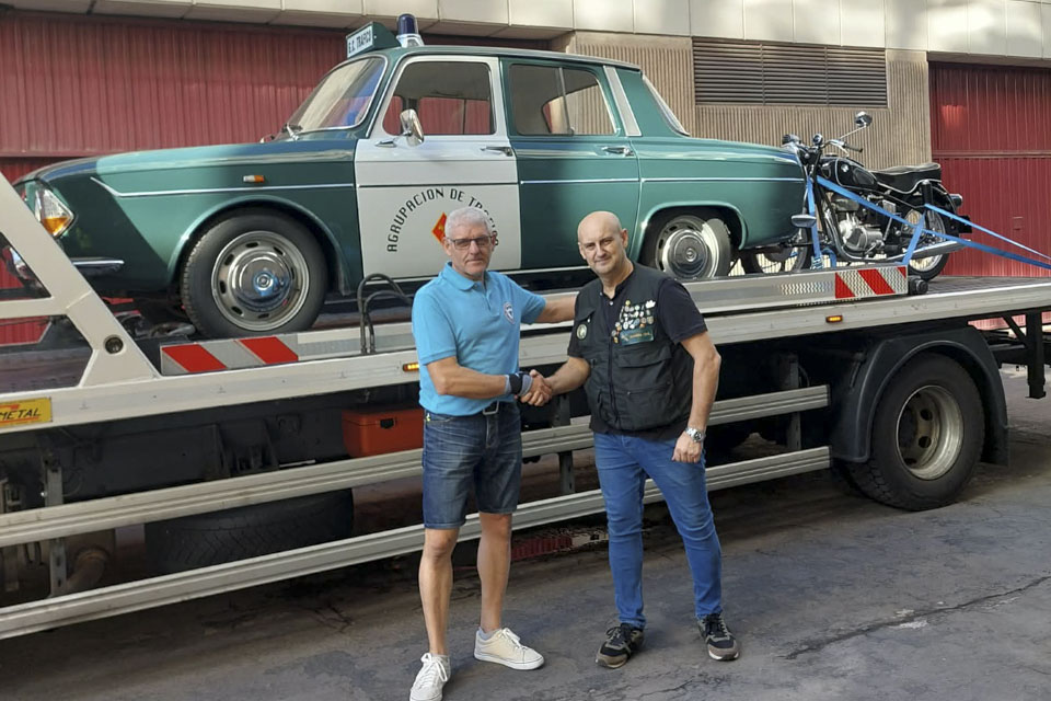 El coche y la moto hist&oacute;ricos de la Guardia Civil llegan a Benavente para su exhibici&oacute;n en el encuentro de veh&iacute;culos cl&aacute;sicos