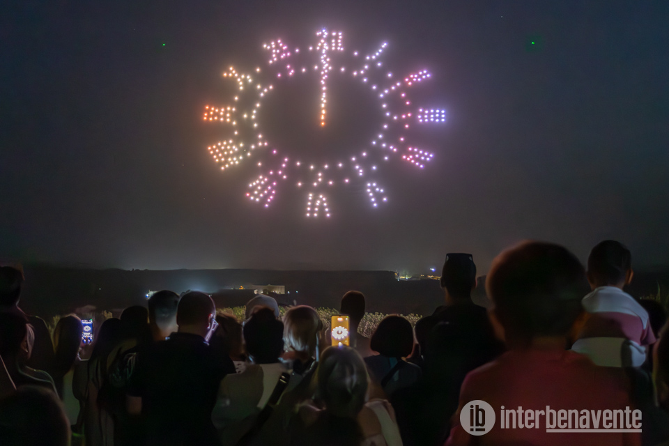 La noche de Benavente resplandece con el brillo de 300 drones