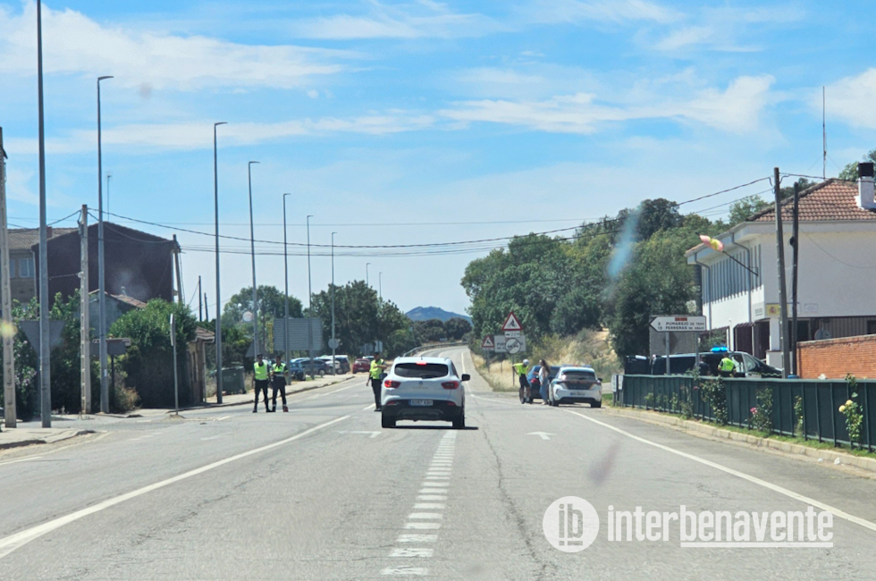 Un ciclista queda atrapado bajo un turismo en Camarzana de Tera tras una colisión en la N‑525