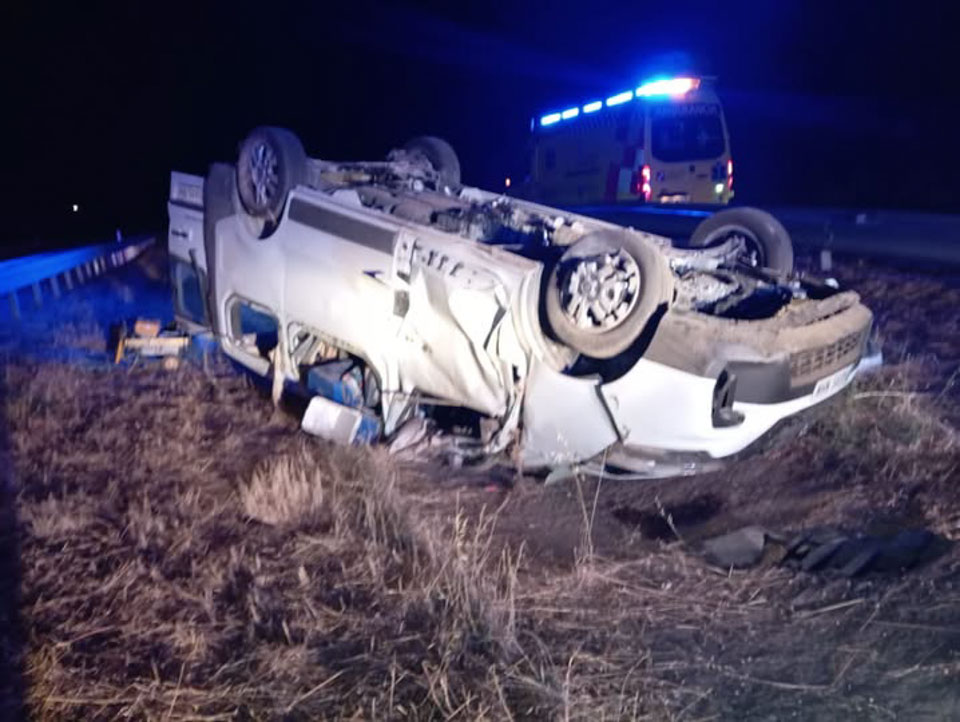 Dos heridos tras el vuelco de una furgoneta en la A-52, a la altura de Vega de Tera