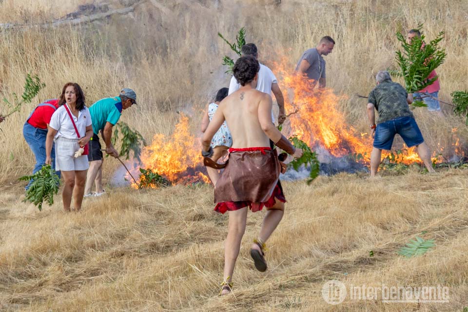 Vecinos de Arrabalde disfrazados apagan un incendio antes de empezar el desfile de carrozas
