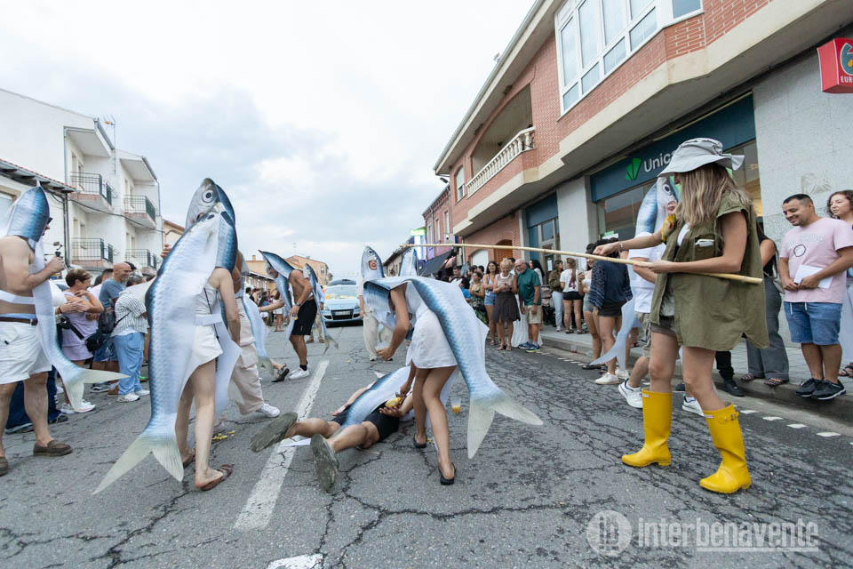 La tormenta quiso suspenderlo&hellip; pero Camarzana arranc&oacute; con fuerza su desfile de carrozas