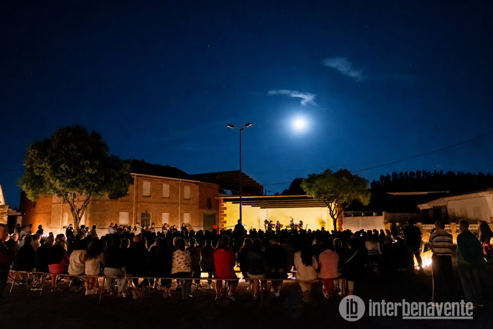 Vecilla de la Polvorosa deslumbra en una noche musical a la luz de las velas