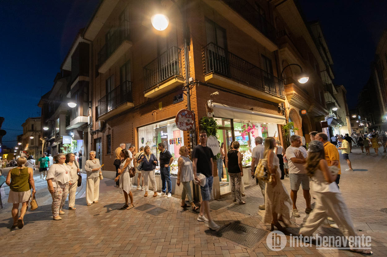Una nueva Noche en Blanco demuestra el dinamismo del comercio local benaventano