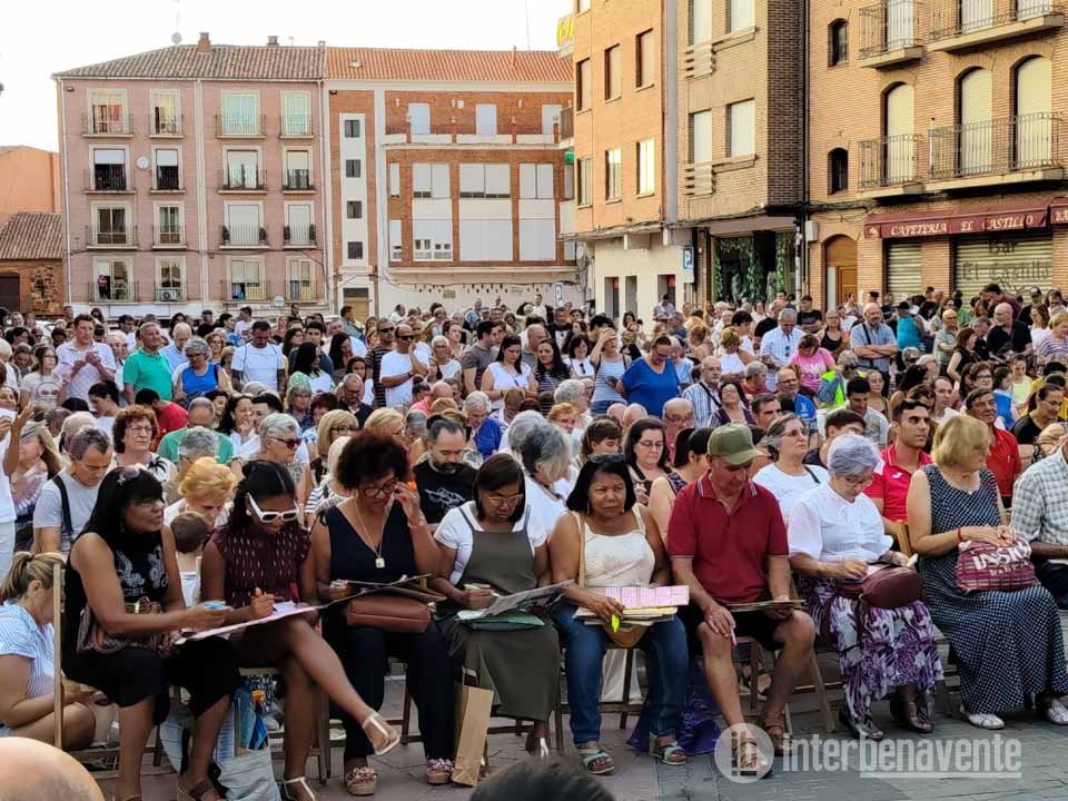 La campa&ntilde;a &ldquo;Bengo a Benavente&rdquo; culmina con una plaza abarrotada y miles de boletos en juego