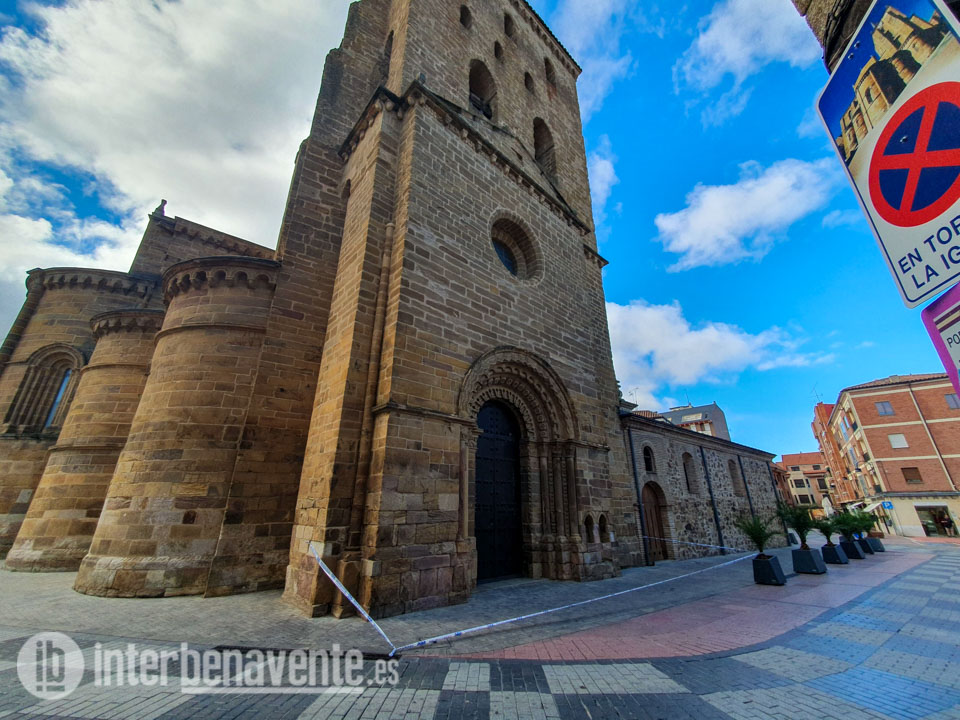 La Polic&iacute;a Local acordona una zona junto a la Iglesia de Santa Mar&iacute;a ante el posible desprendimiento de cascotes