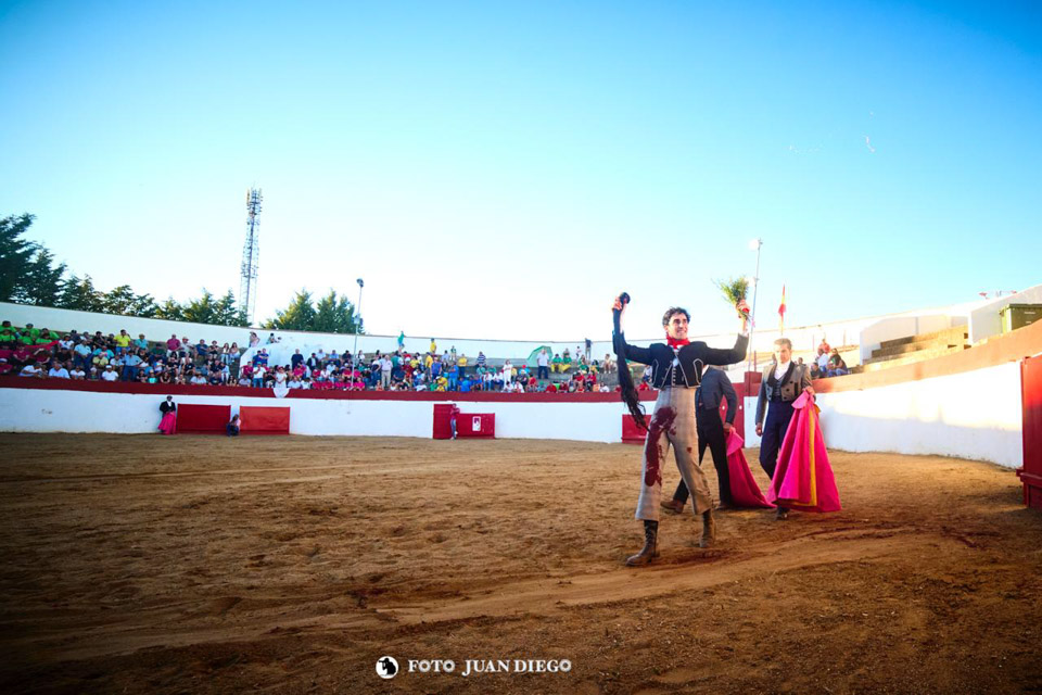 Adri&aacute;n Gabella sale a hombros con dos orejas y rabo de la plaza centenaria de Villanueva del Campo