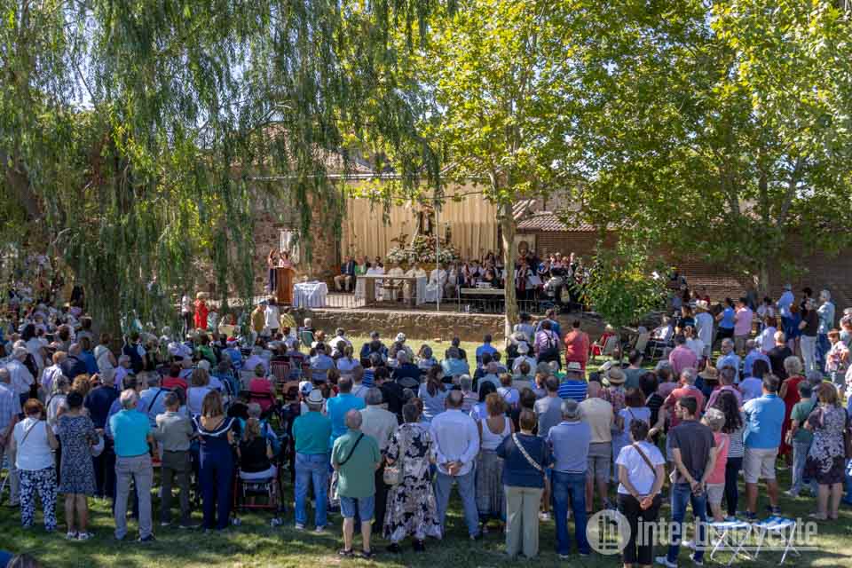 Navianos renueva su devoci&oacute;n con la Virgen del Carmen bajo un intenso sol de septiembre