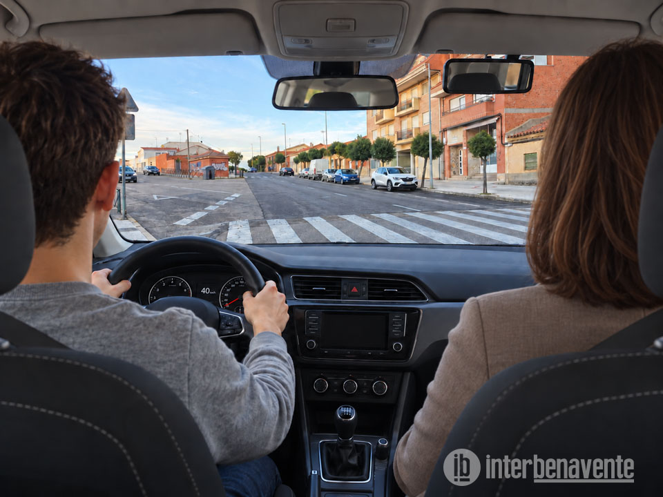 Los jóvenes podrán solicitar desde este jueves ayudas de hasta 900 euros para sacarse el carné de conducir