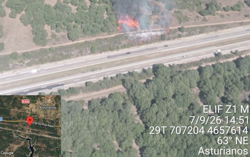 El incendio forestal cercano a la A-52 en Asturianos controlado tras la intervención de 21 medios de extinción