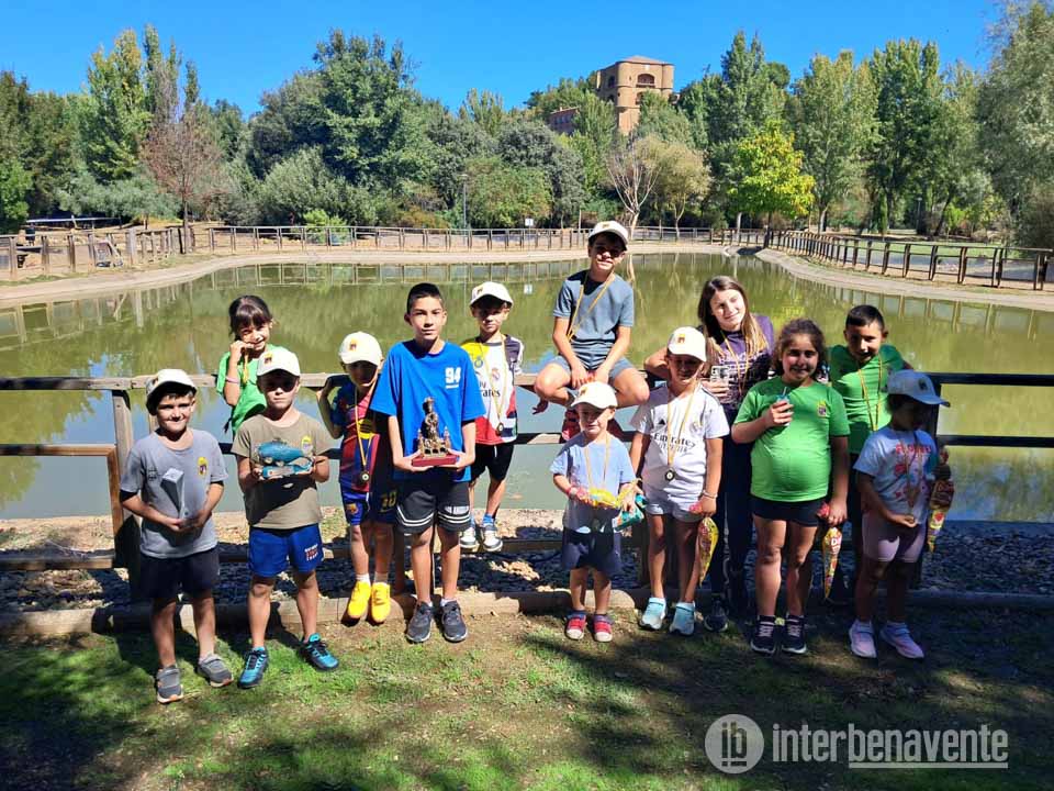 El Club de Pesca de Benavente combina la competición nacional con una jornada para su cantera en Las Pavas