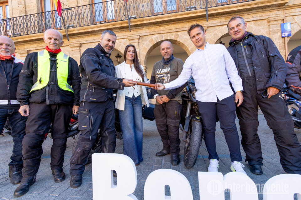 Benavente recibe la "diplomata" de la expedici&oacute;n motera Cursus Publicus