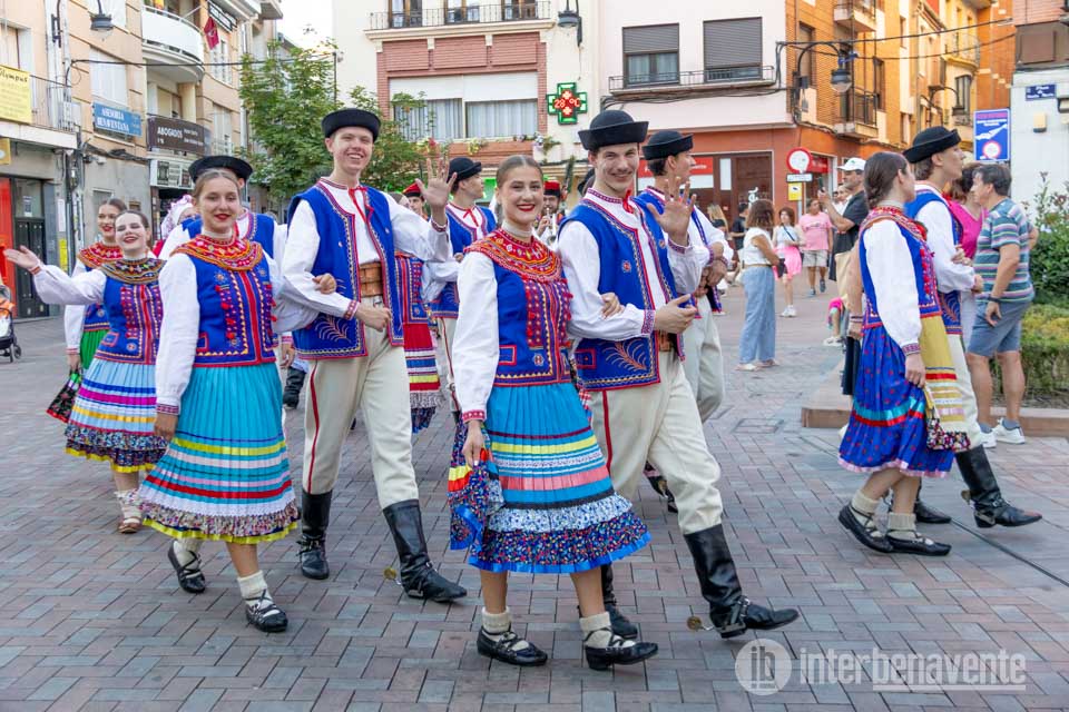 Benavente viaj&oacute; por cuatro culturas a trav&eacute;s de la m&uacute;sica y la danza dentro del Festival Internacional de Folclore
