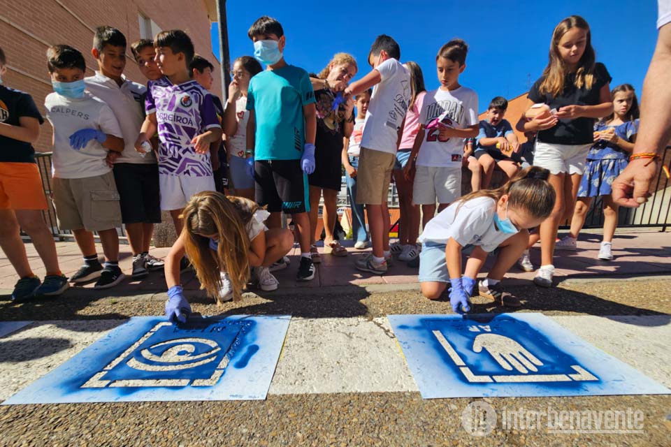 Los escolares de Benavente pintan se&ntilde;ales de atenci&oacute;n en los pasos de peatones