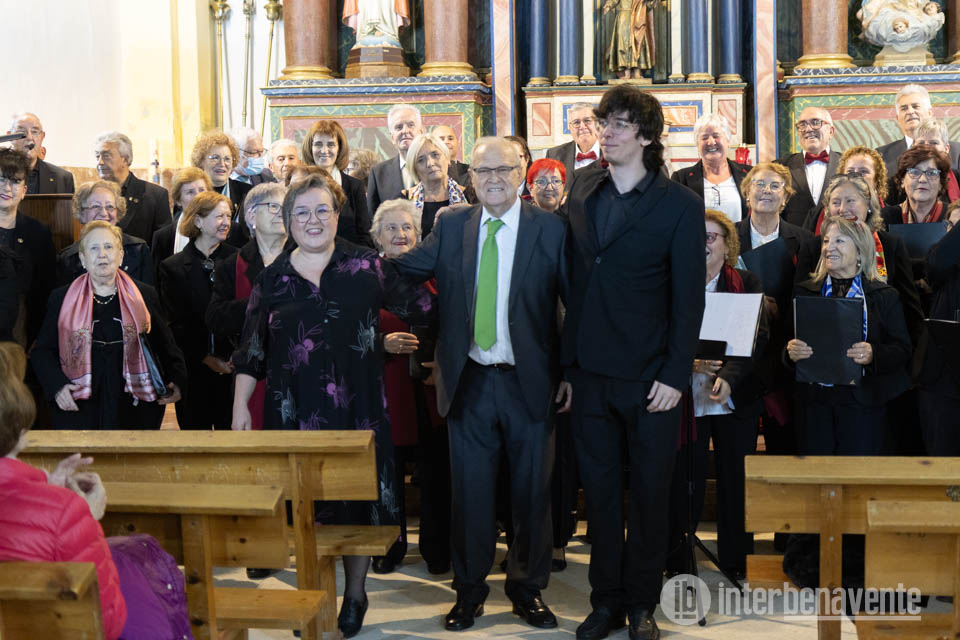 Una iglesia llena de música para celebrar el encuentro de corales en Santa Cristina de la Polvorosa