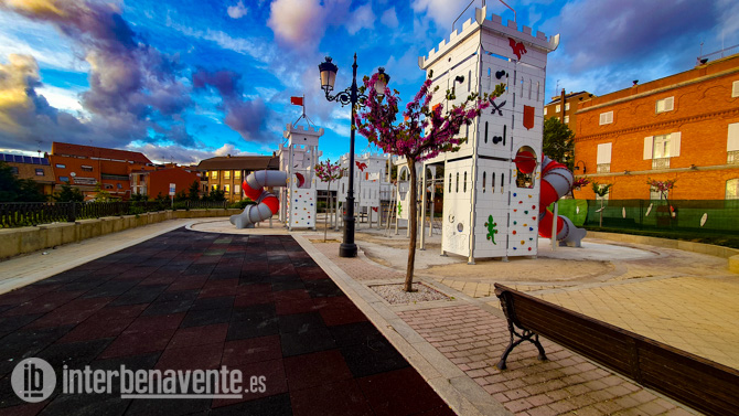 Patrimonio autoriza la renovaci&oacute;n del suelo de caucho del parque infantil de La Mota en Benavente