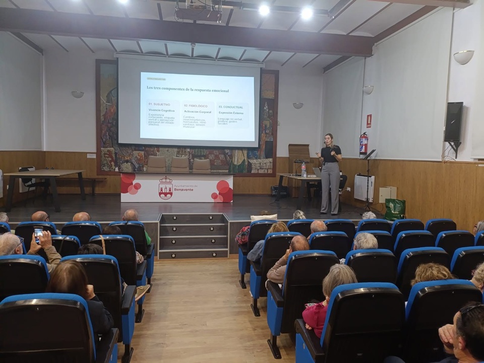 La Universidad de la Experiencia de Benavente inicia sus actividades complementarias con una conferencia sobre c&aacute;ncer y emociones