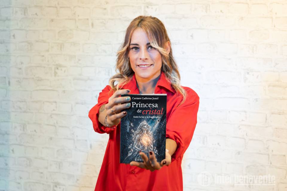 Carmen Cadierno convierte sus heridas en literatura con &lsquo;Princesa de Cristal: entre la luz y la fragilidad&rsquo;