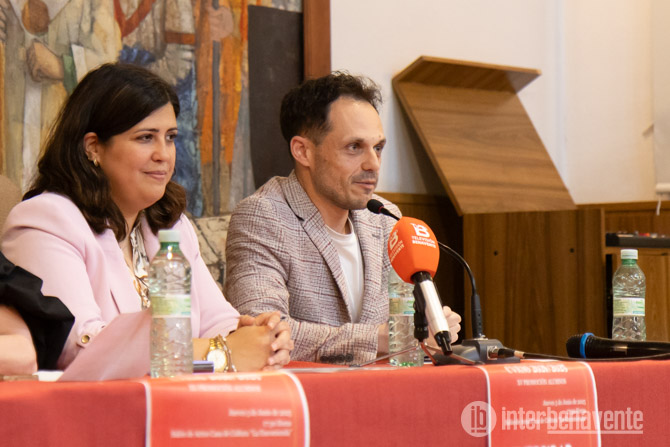 LA Alcaldesa de Benavente con el Director de la  UNEX en uno acto celebrado en la Casa de Cultura La Encomienda