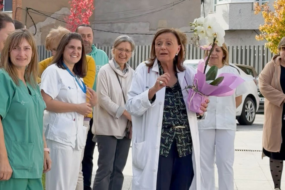 El personal del Hospital de Benavente homenajea a la doctora Vicky Dom&iacute;nguez en su &uacute;ltimo d&iacute;a de trabajo, despu&eacute;s de 35 a&ntilde;os