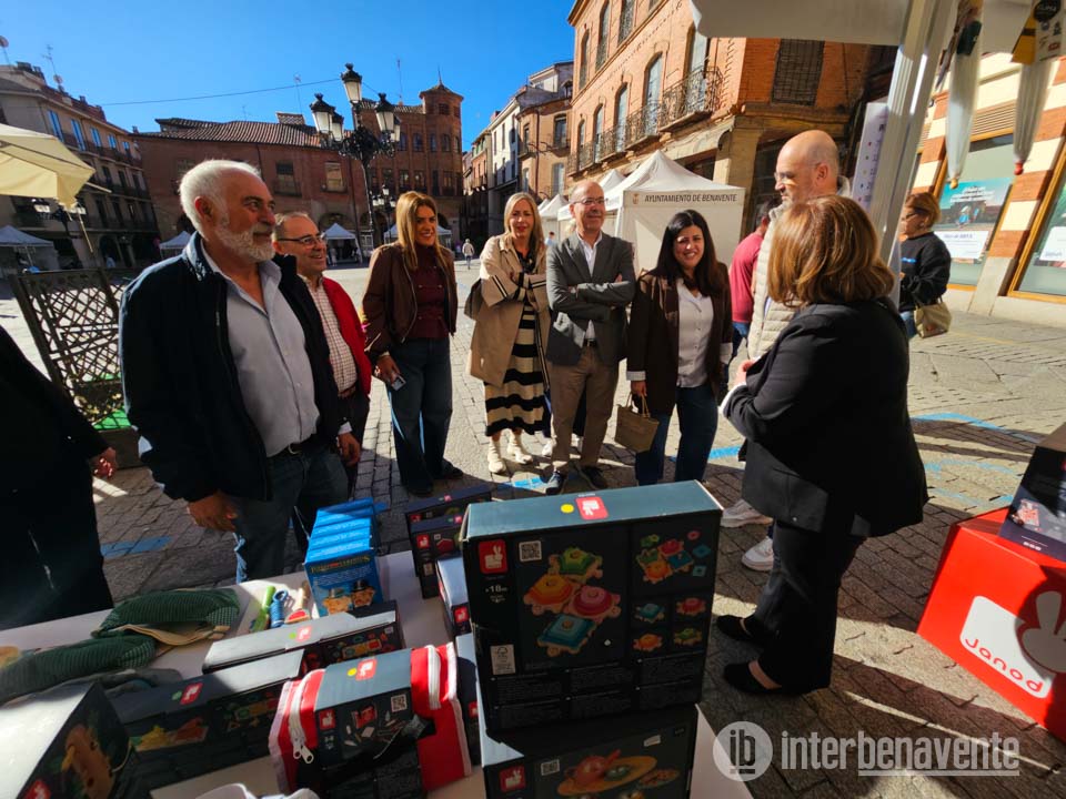 Arranca un fin de semana de stocks del comercio en la Plaza Mayor de Benavente