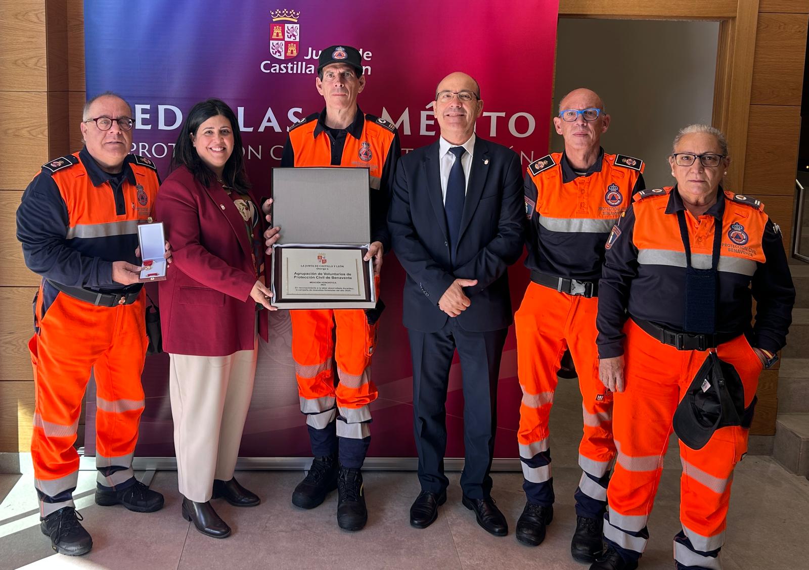 La agrupaci&oacute;n de voluntarios de Protecci&oacute;n Civil de Benavente recibe la Medalla de Oro al M&eacute;rito 2025