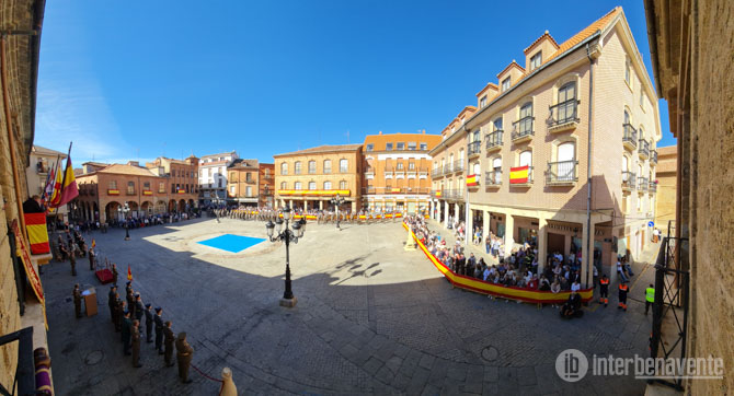 La Guardia Civil de Benavente celebra un parada militar por el D&iacute;a del Pilar en la Plaza Mayor