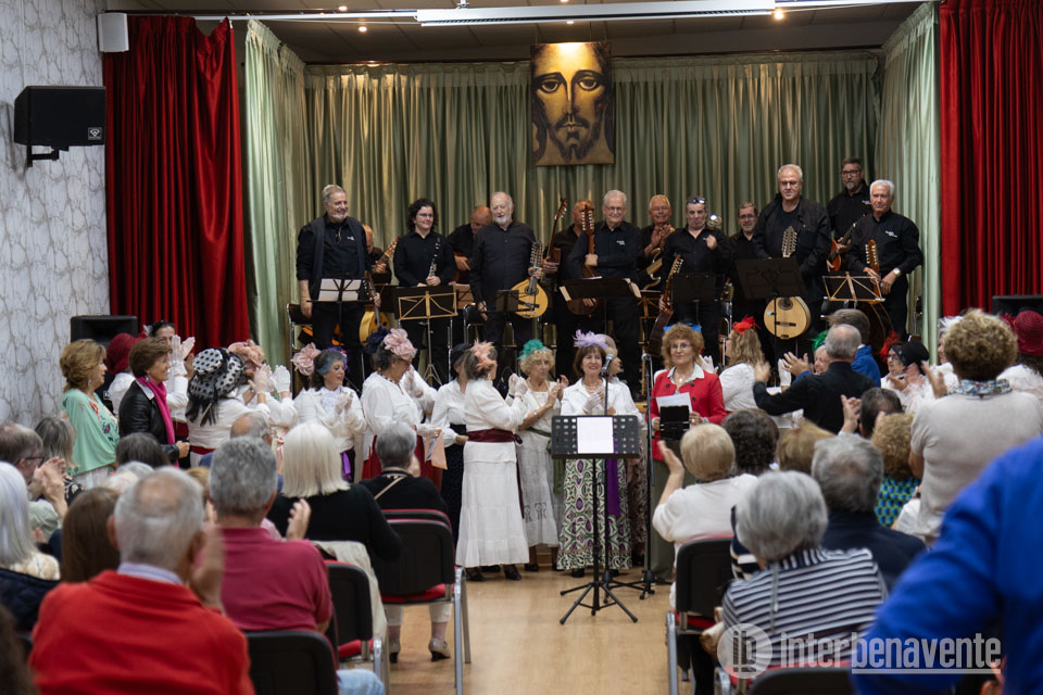 La Rondalla Salamanca y el Coro Afibrosal conquistan con su zarzuela al público de San Cristóbal de Entreviñas
