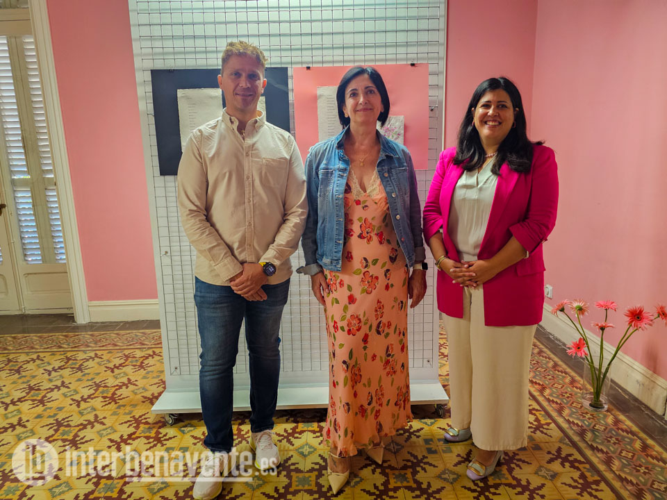 Flory Villar convierte los sentimientos en poemas y flores en su exposici&oacute;n &laquo;Escondida en flores&raquo; en Benavente
