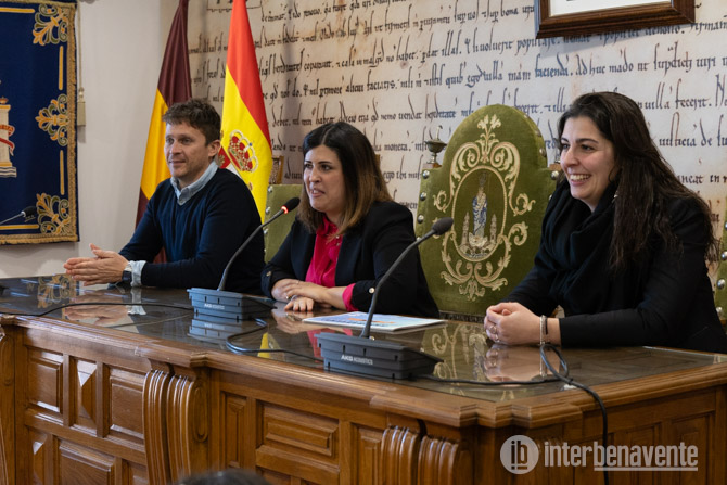 La Alcaldesa Beatriz Asensio  (Centro) con los concejales Alberto Lorenzo (Izq) y Mercedes Ben&iacute;tez (dcha)