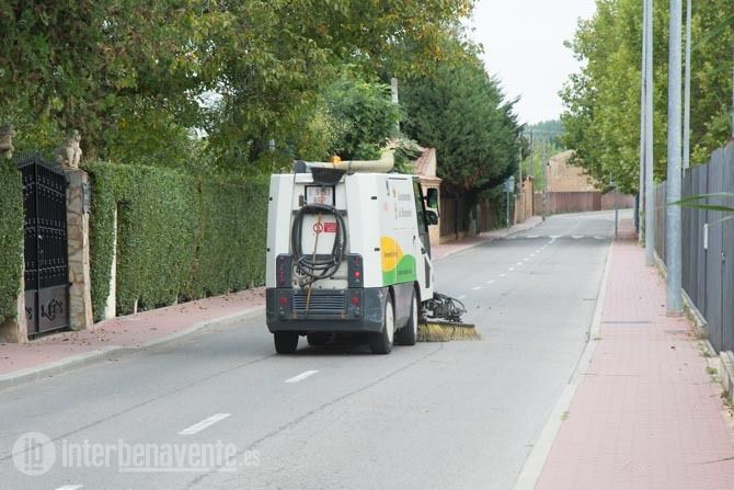 El servicio de limpieza viaria de Benavente incorpora una nueva barredora de alquiler durante tres semanas