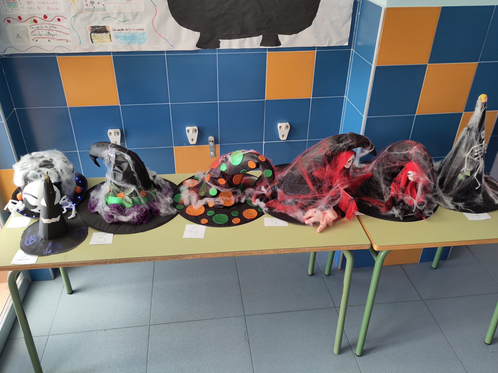 El CRA V&iacute;a de la Plata llena de creatividad sus colegios con un concurso de sombreros de Halloween