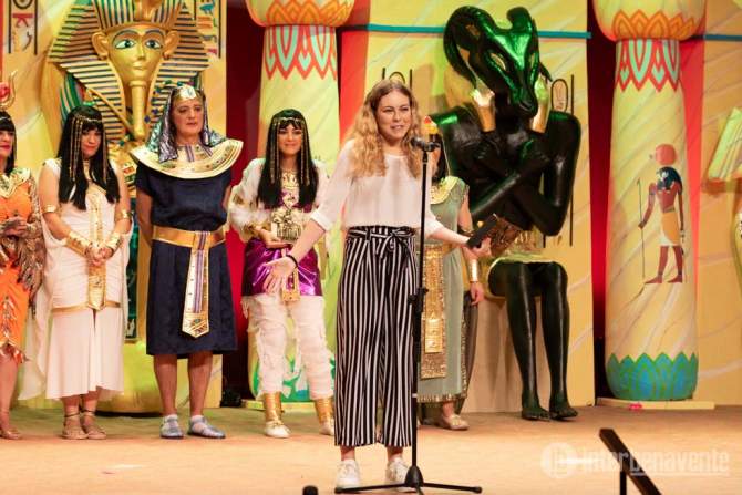Clara recogiendo un premio en el certamen nacional de teatro de Benavente en nombre de su compañía teatral