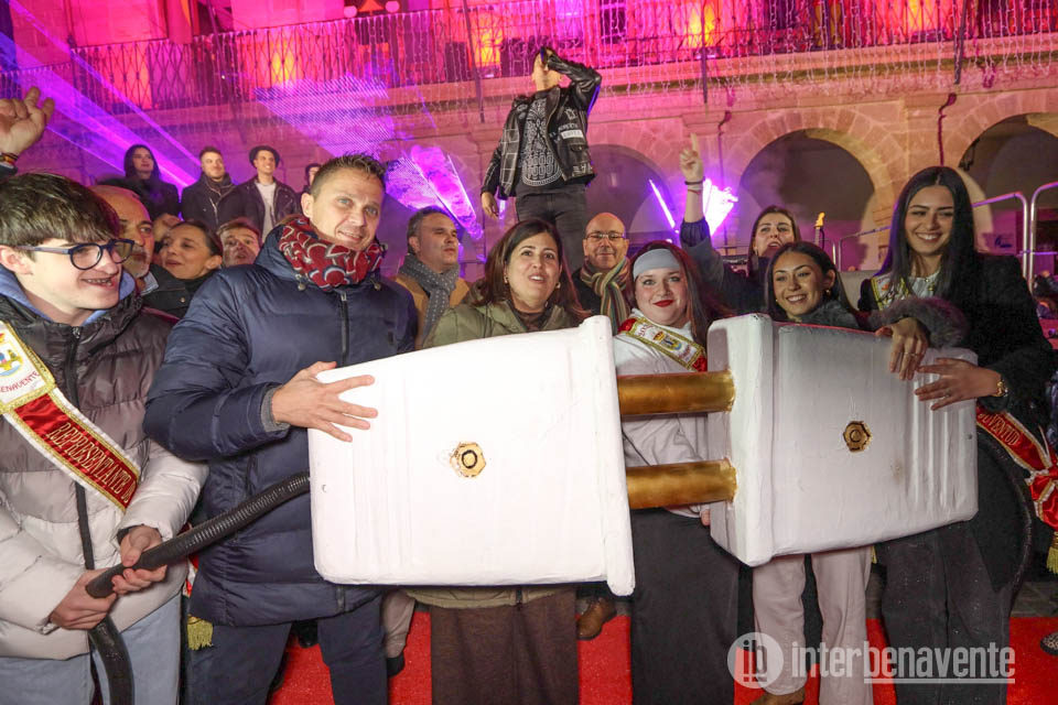 La Navidad llega coronando a Benavente bajo un espectáculo de música y fuegos artificiales
