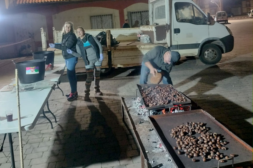San Cristóbal de Entreviñas celebra su tradicional magosto con música, castañas y ambiente festivo