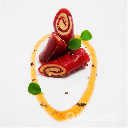 Canutillos de cecina rellenos de h&iacute;gado de pato semicocido con dulce de membrillo