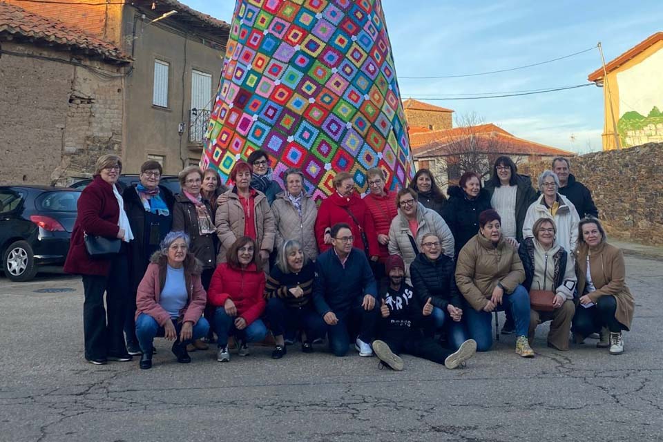 Un gran cono multicolor iluminado y un Belén hechos de crochet animan la Navidad en Coomonte