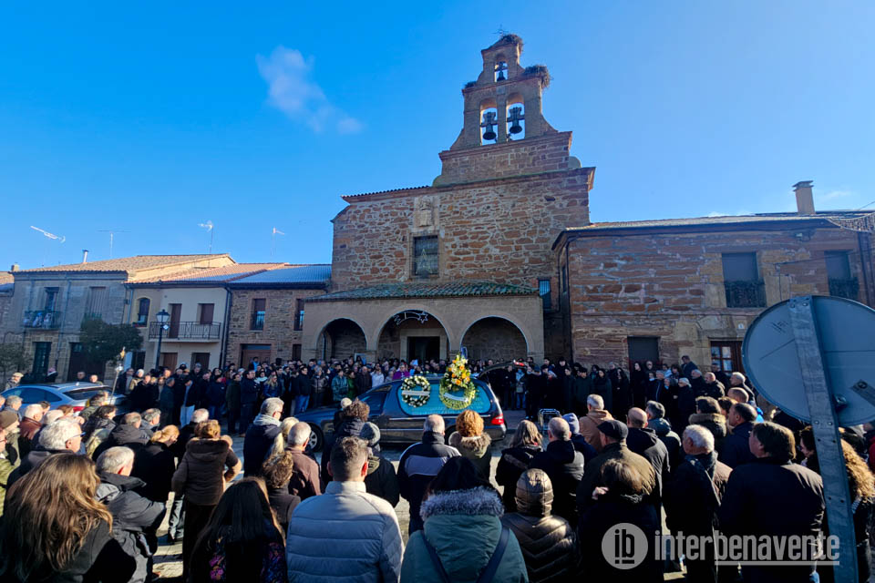 T&aacute;bara despide a Carlos Fresno con un triste toque de campana, en un silencio multitudinario