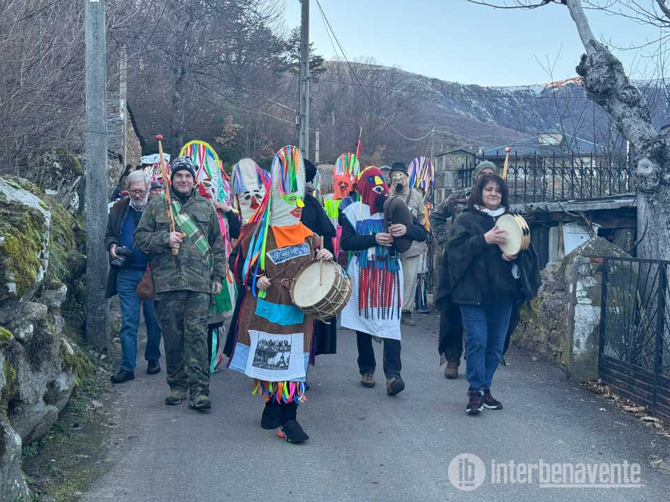La Visparra de Vigo de Sanabria desafía al frio entre máscaras, agua y fuego