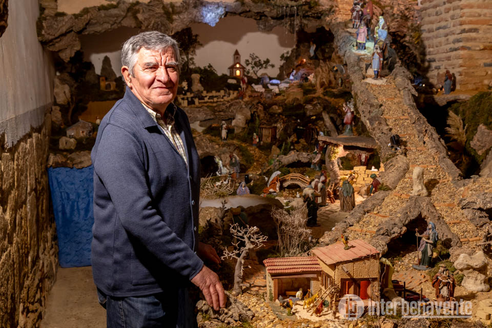Luis León reinventa cada Navidad el Belén de Revellinos, que se ha convertido en símbolo del pueblo
