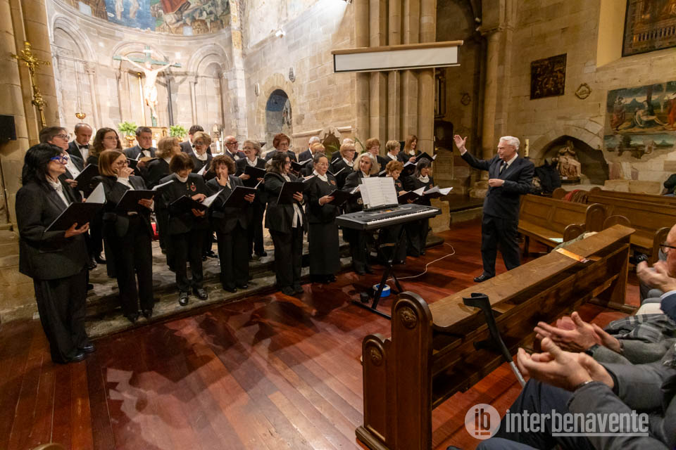 La Coral Benaventana canta a la Navidad en la iglesia de San Juan del Mercado
