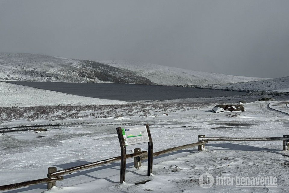 La Laguna de los Peces se tiñe de blanco