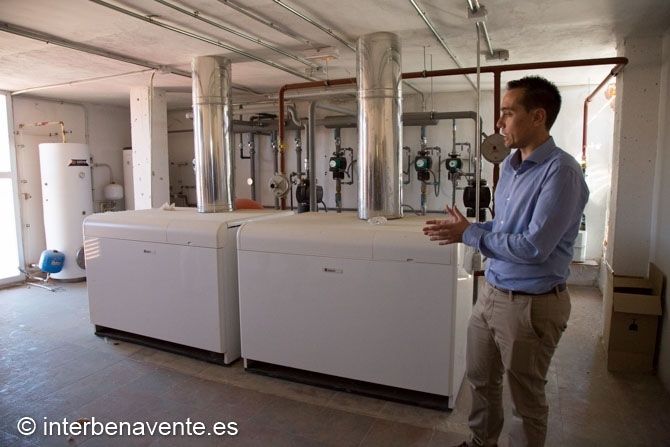 Foto archivo (El Alcalde en la sala de calderas del Centro Cívico)