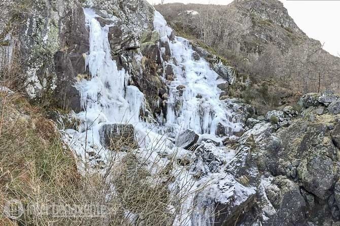 Foto de Archivo Cascada de Sotillo congelada por las Bajas Temperaturas